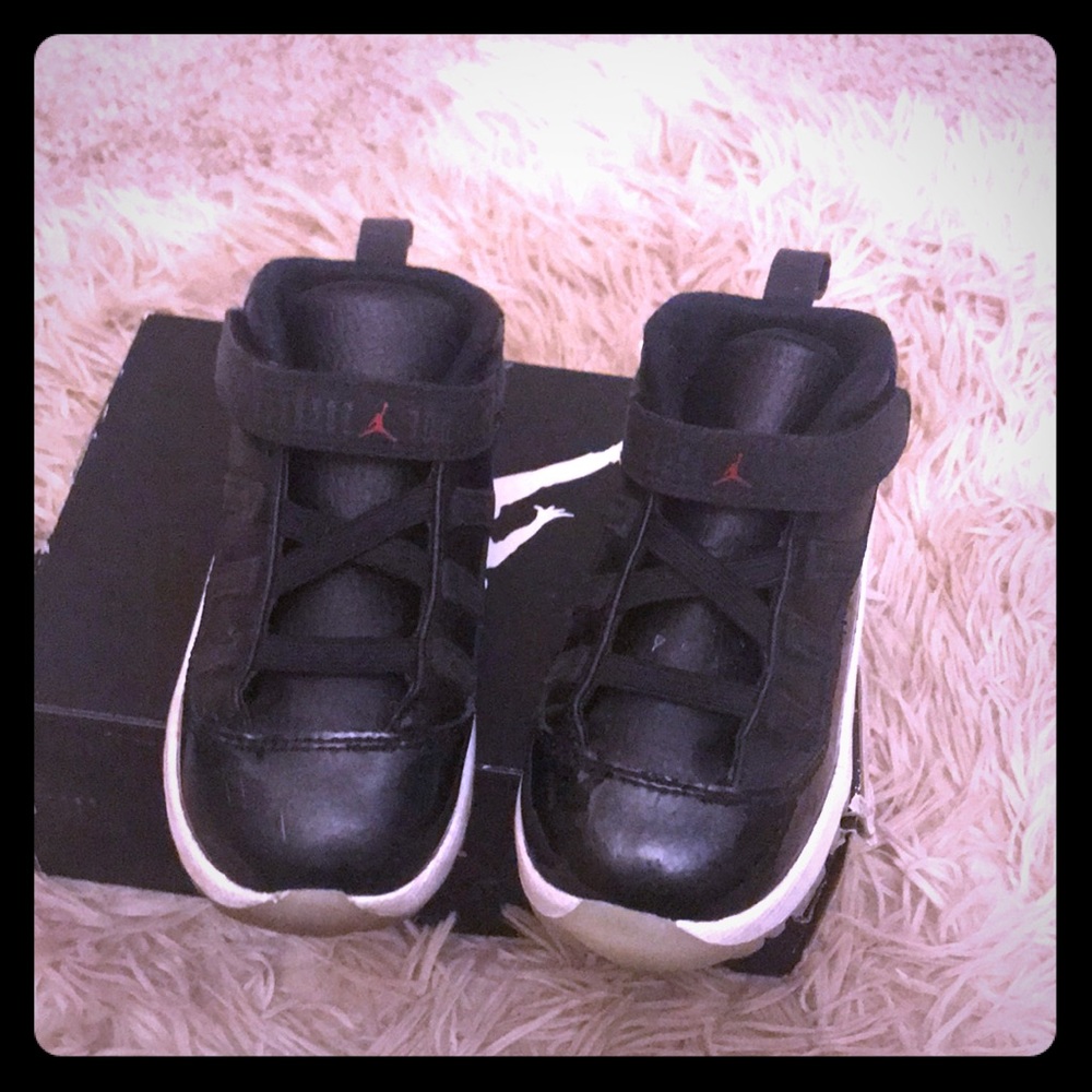 Size 8 little boy Jordan’s toddlers unisex